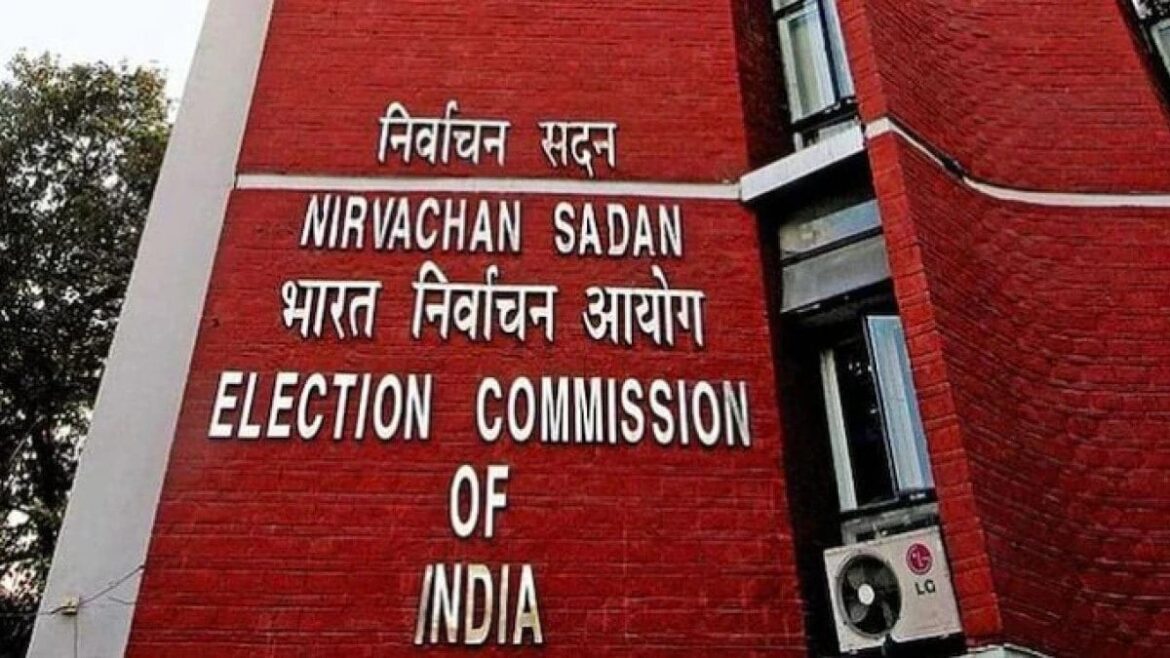 चुनाव आयोग की सिफ़ारिश पर सरकार द्वारा, चुनाव संबंधी जानकारी लेने वाले नियम बदले जानें पर विपक्ष का विरोध।