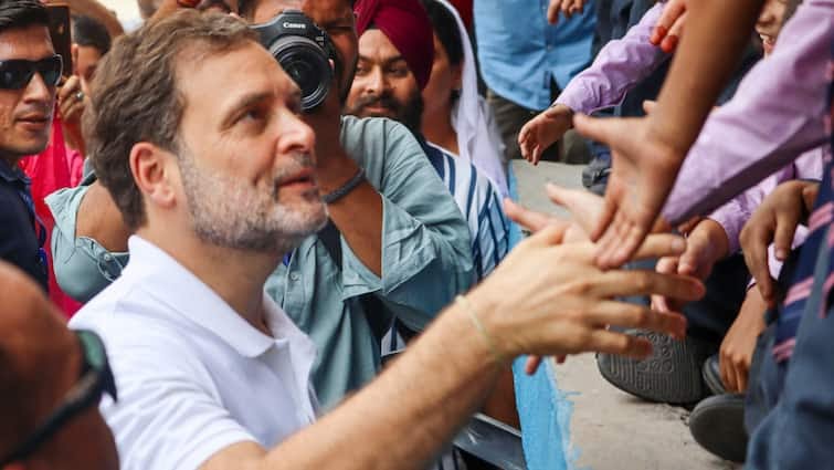 राहुल गांधी फिर पहुंचे जम्मू कश्मीर।  पाकिस्तानी गोलाबारी से प्रभावित घरों, परिवारों और ठिकानों का किया दौरा ~ आज़ाद पत्रकार न्यूज नेटवर्क