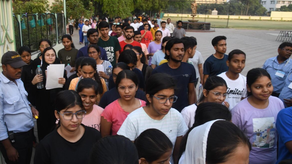 नीट परीक्षा फिर से पेपर लीक की हुई शिकार। लाखों छात्रों के भविष्य से खिलवाड़ और मेहनत पर फिरा पानी।