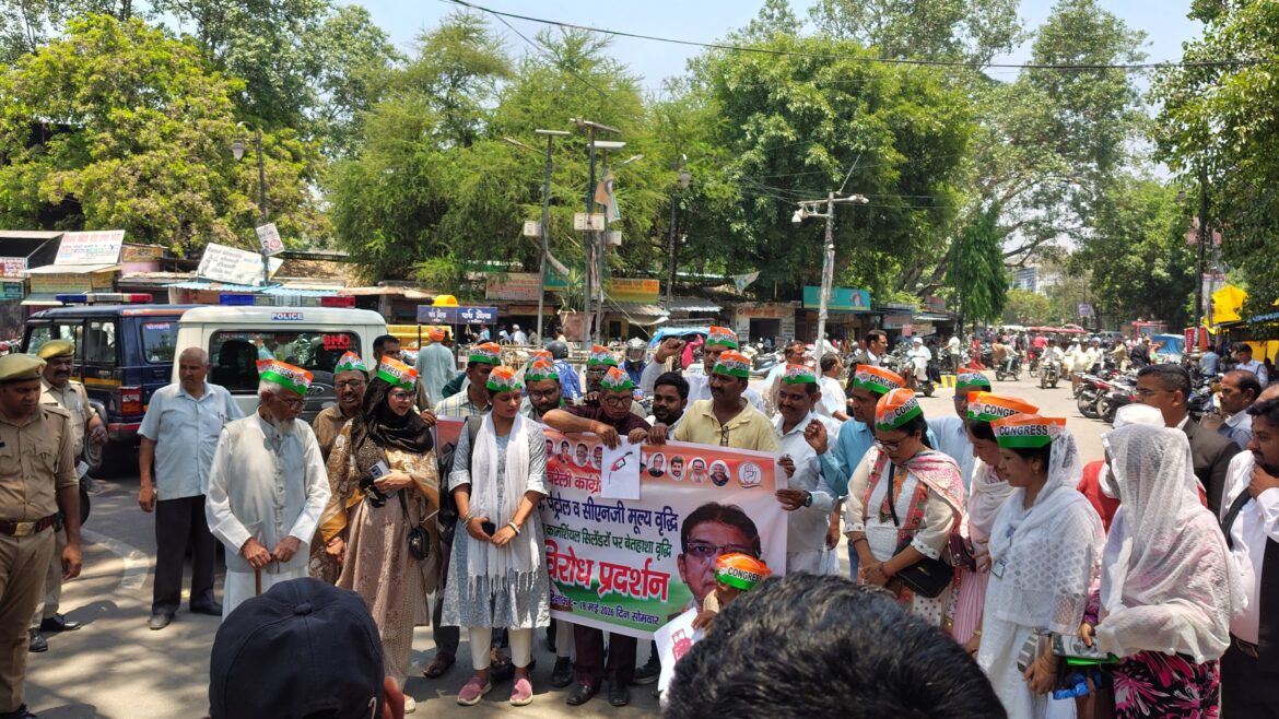 पेट्रोलियम उत्पादों की मूल्य वृद्धि के ख़िलाफ़ बरेली कांग्रेस का ज़ोरदार प्रदर्शन।