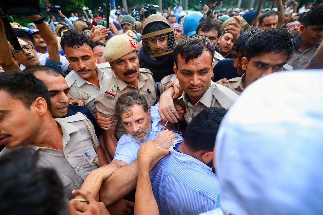 Live: पीएम आवास पर कांग्रेस का प्रदर्शन, राहुल गांधी-अखिलेश यादव को लिया हिरासत में