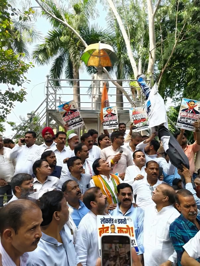चुनाव आयोग की धांधली के विरोध में बरेली जिला एवं महानगर काग्रेस कमेटी का धरना प्रदर्शन