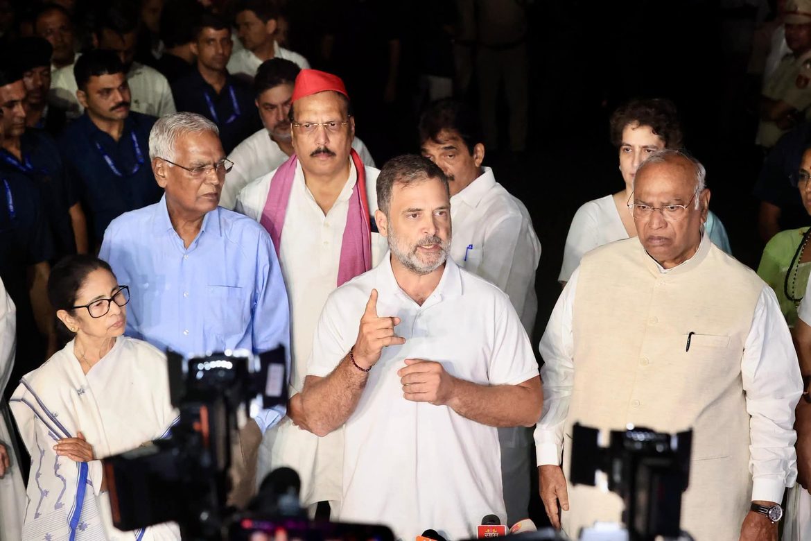 राष्ट्रपति से मिले विपक्षी नेता, ज्ञानेश के ख़िलाफ़ सौपेंगे सबूत